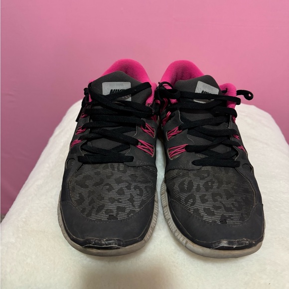 Women’s Nike Free 5.0 Repel Shield Running Shoe Pink Leopard size 9 - Picture 2 of 3